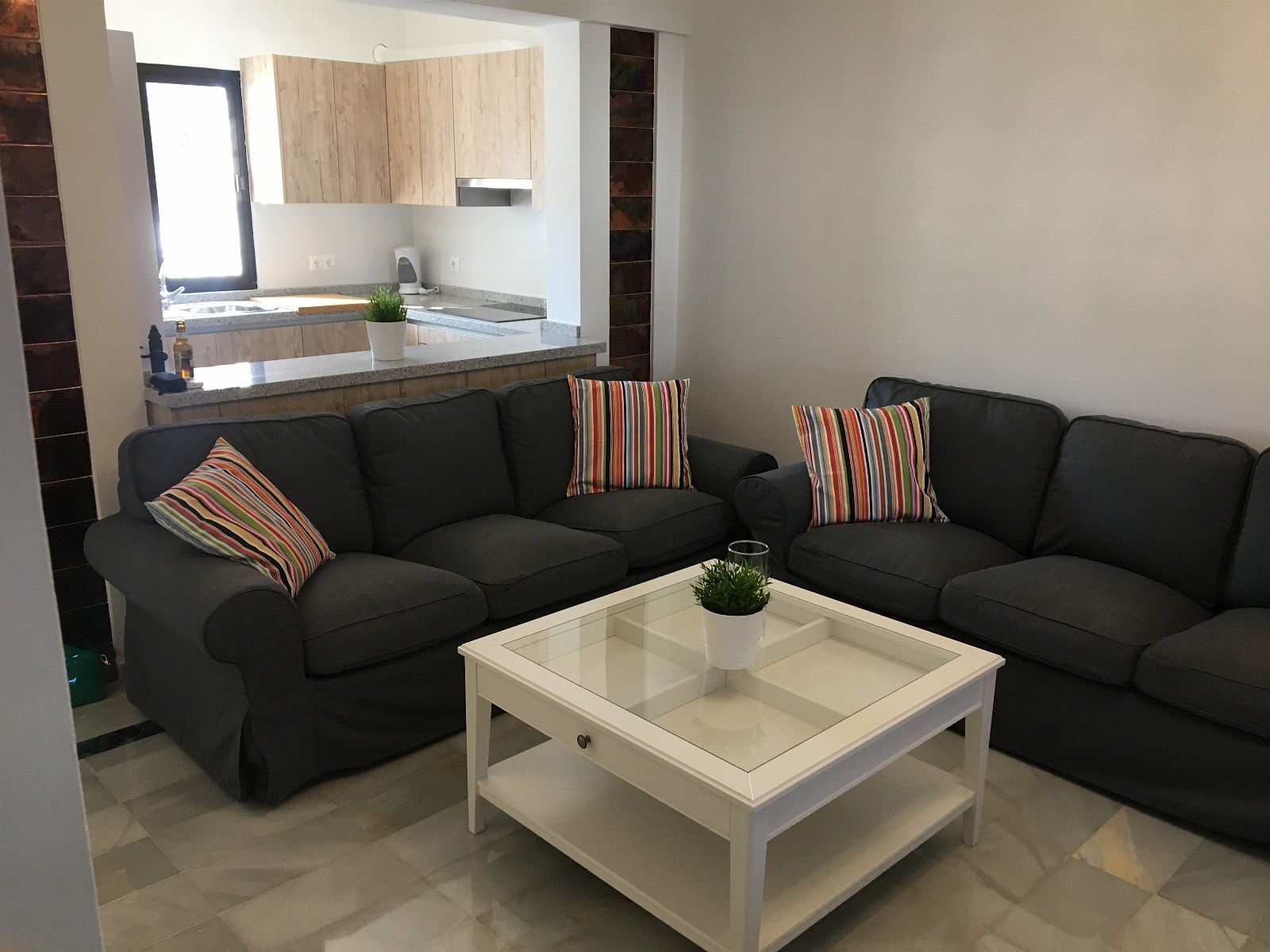 Stue sett mot kjøkken Galleribilde