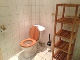 Stort bad med 2 servanter og dusj. Vaskemaskin i nisje. Galleribilde
