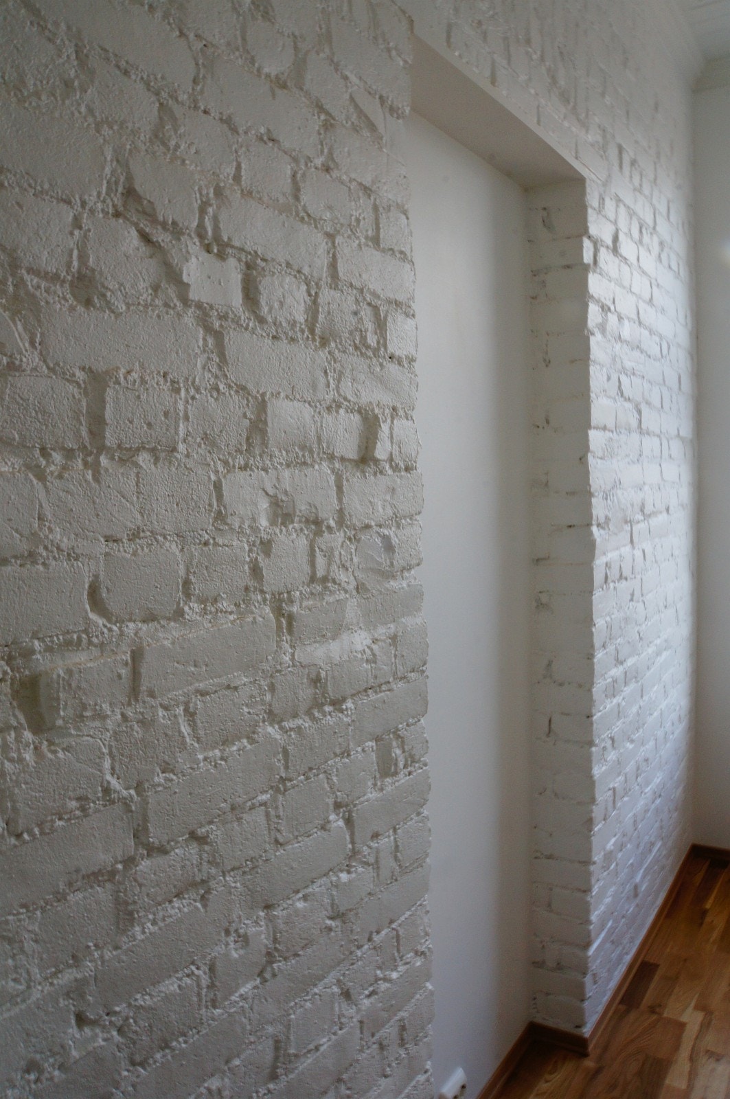 Oppusset & beholdt muren i deler av leiligheten for å skape atmosfære Galleribilde