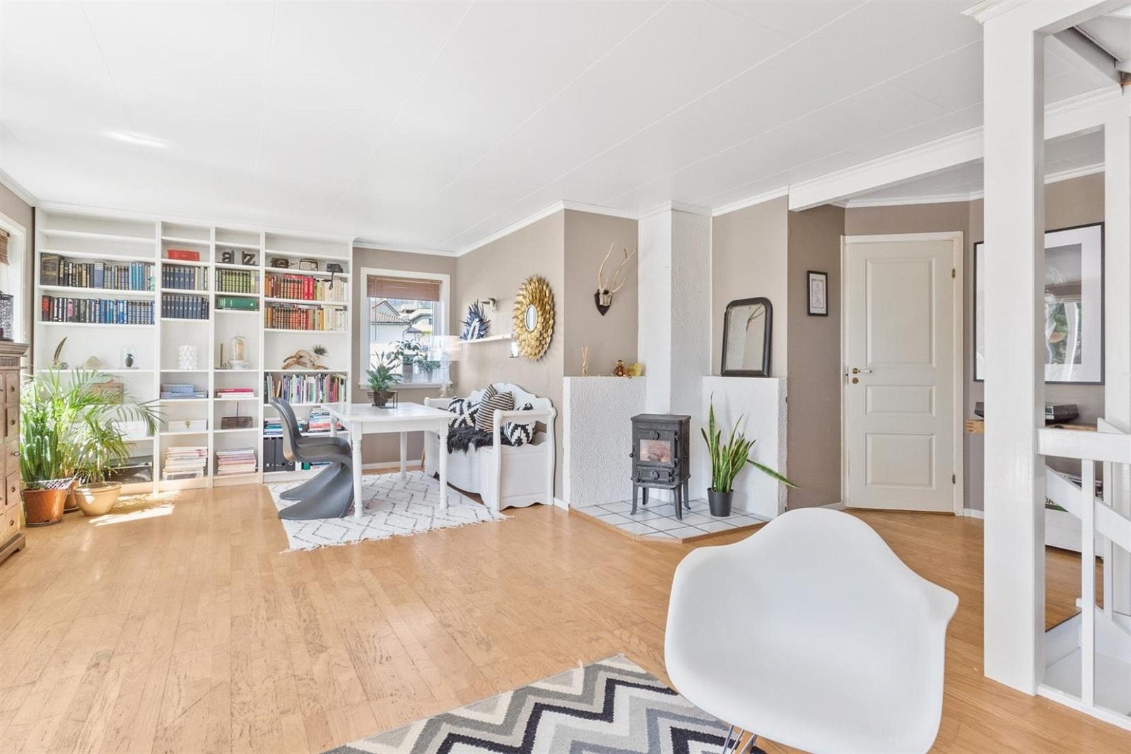 Stuen er romslig med plass til både salong og spisetue Galleribilde