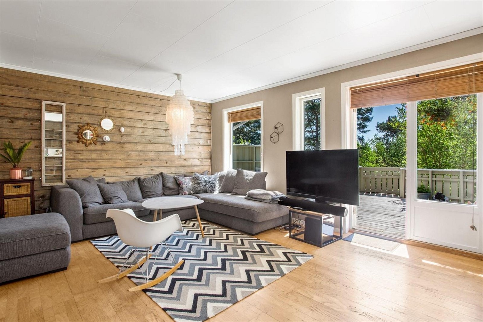 Stue med utgang til terrasse og hage Galleribilde