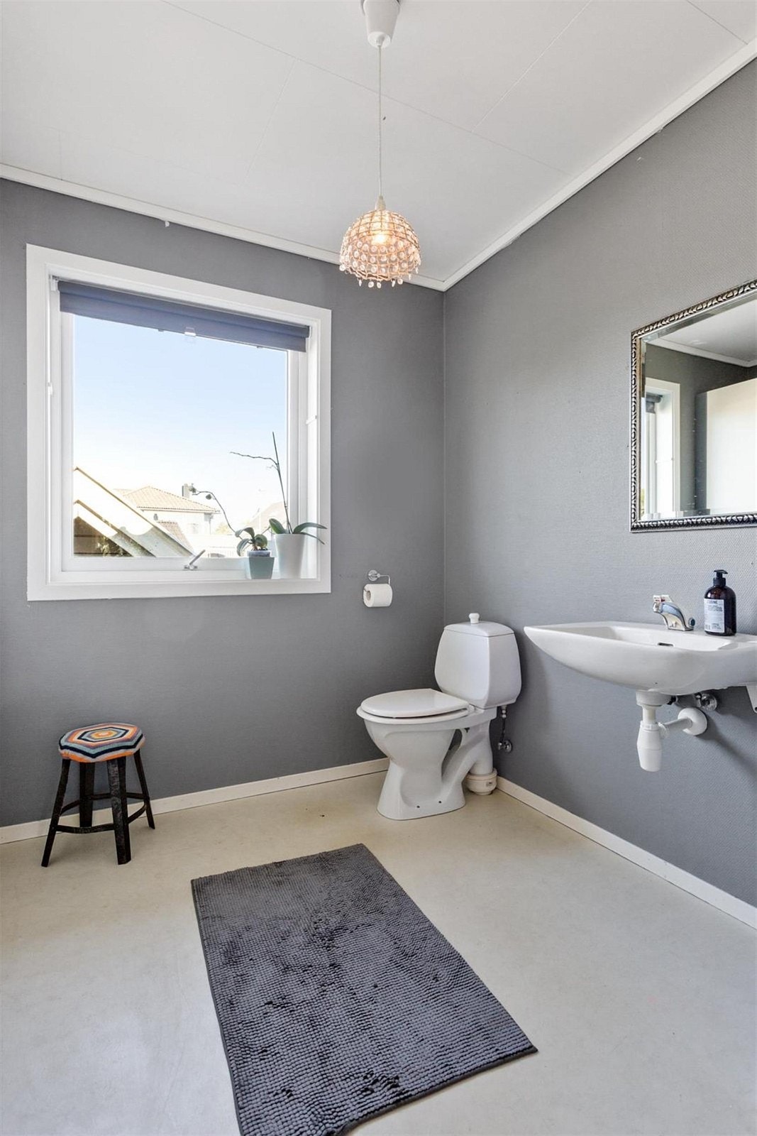 Gjestetoalett med inngang fra stue Galleribilde