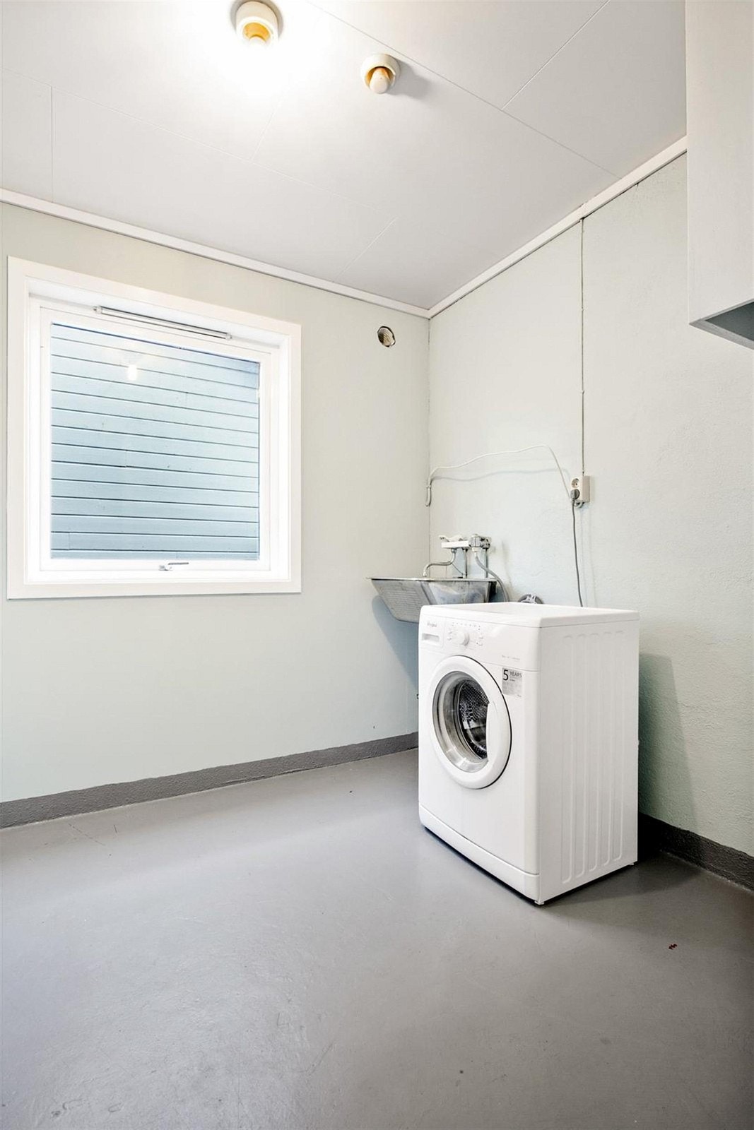 Romslig vaskerom med varmekabler og egen inngang Galleribilde