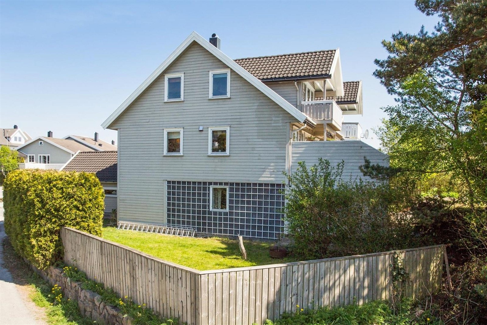 Fasade sett fra sykkelsti Galleribilde