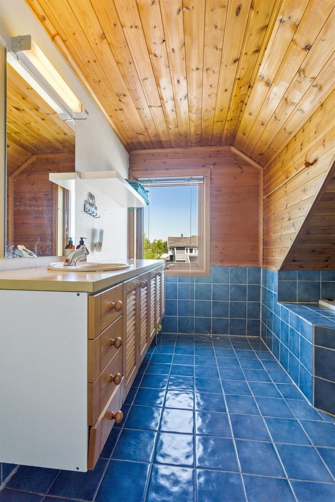 Bad i loftsetasje Galleribilde