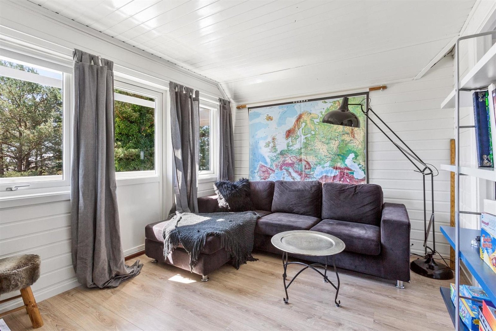 Det største rommet i loftsetasje med egen balkong. Soverom/loftstue Galleribilde