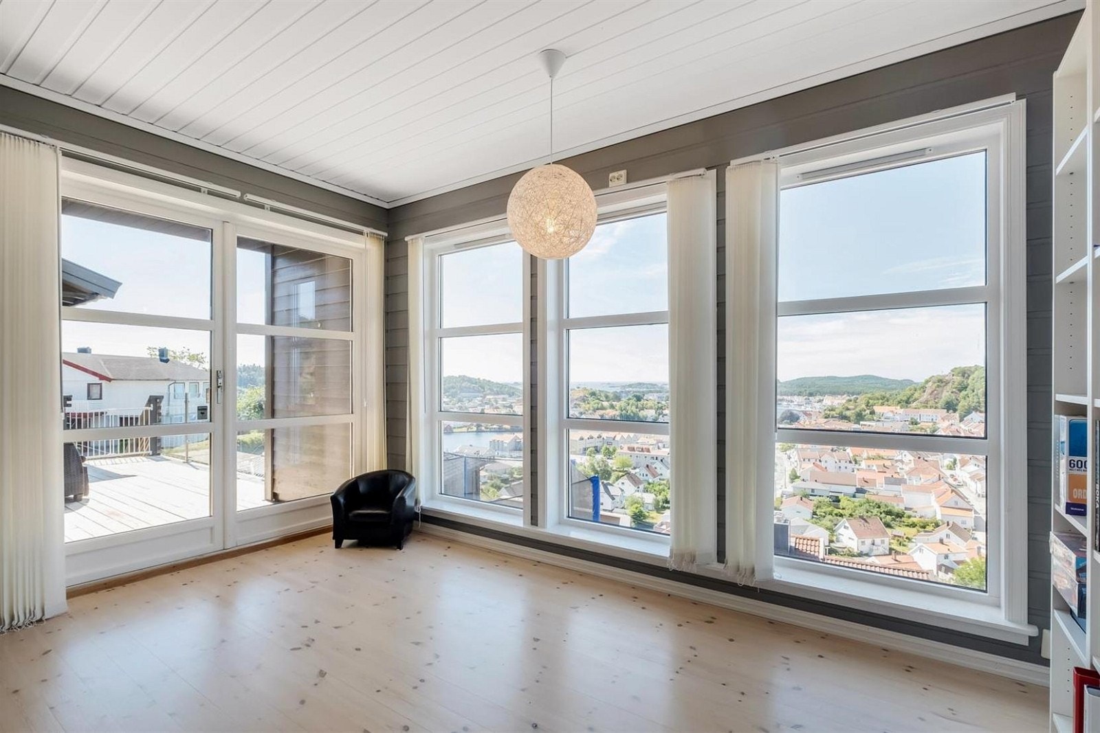 Dette er et flott rom med vinduer fra tak til gulv og utgang til terrassen. Det brukes i dag til stue men kan f.eks også være et flott soverom. Galleribilde