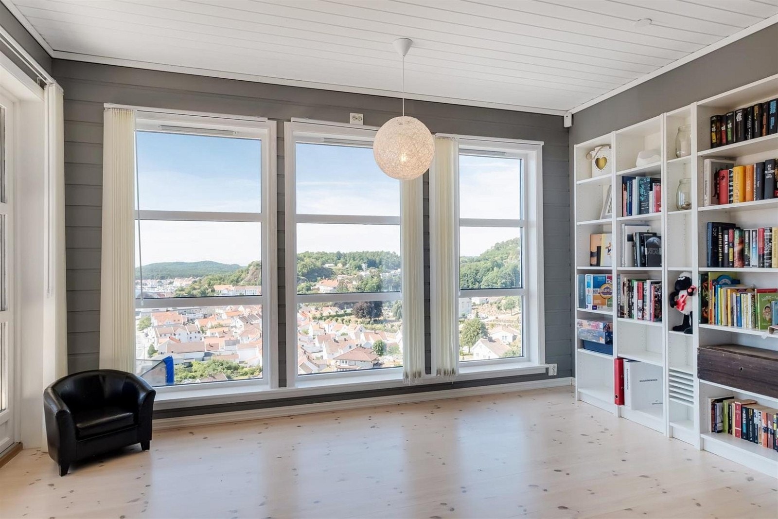Et rom som egner seg godt som både stue, bibliotek eller soverom. Galleribilde