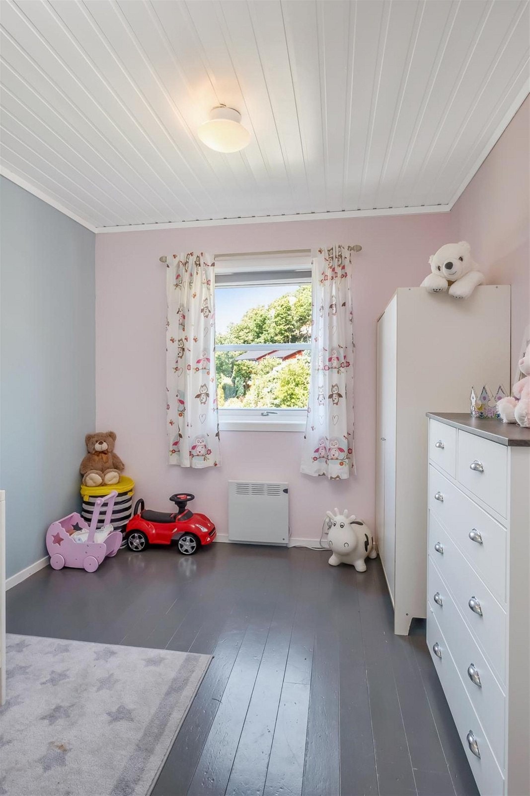 Hyggelig barnerom av god størrelse. Galleribilde