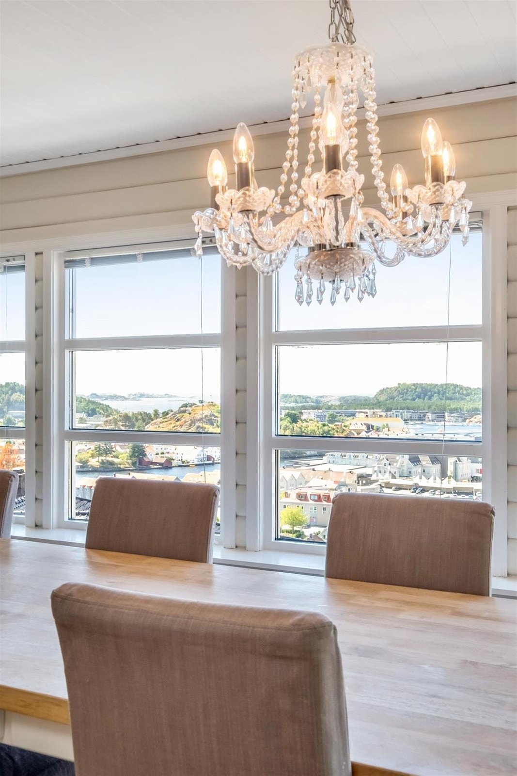 Fra stuen kan man nyte utsikten. Galleribilde