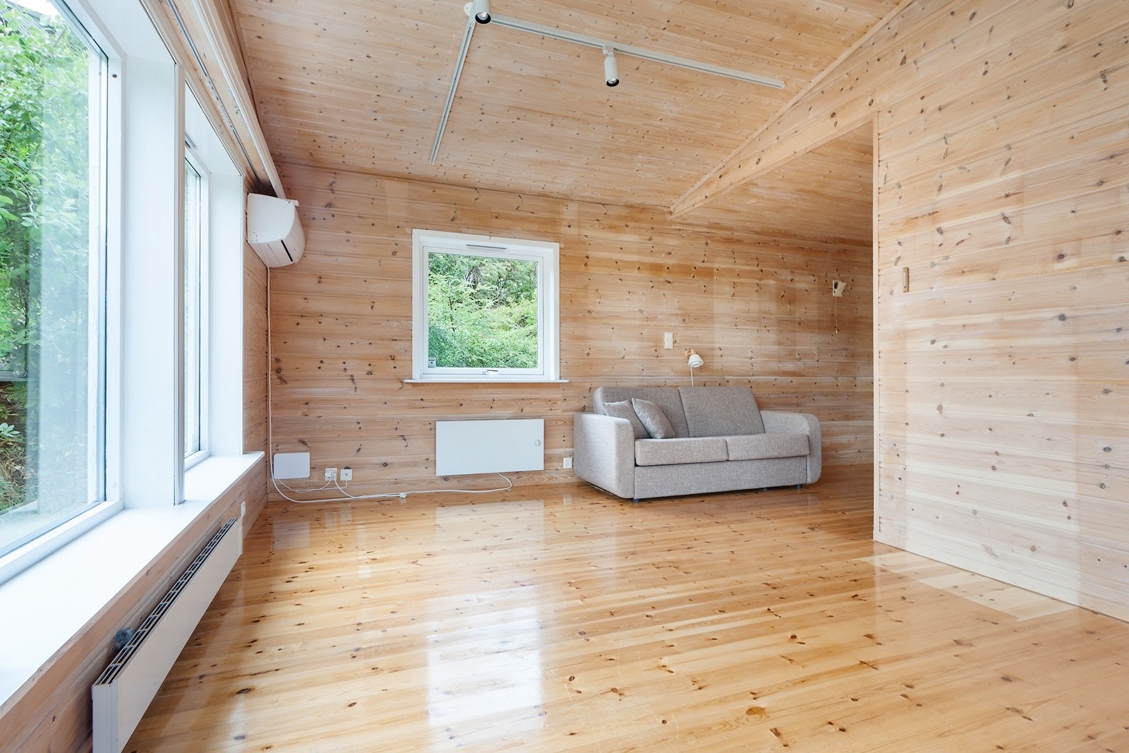 1. etasje har du i tillegg til stue og 3 soverom en ekstra TV-stue Galleribilde