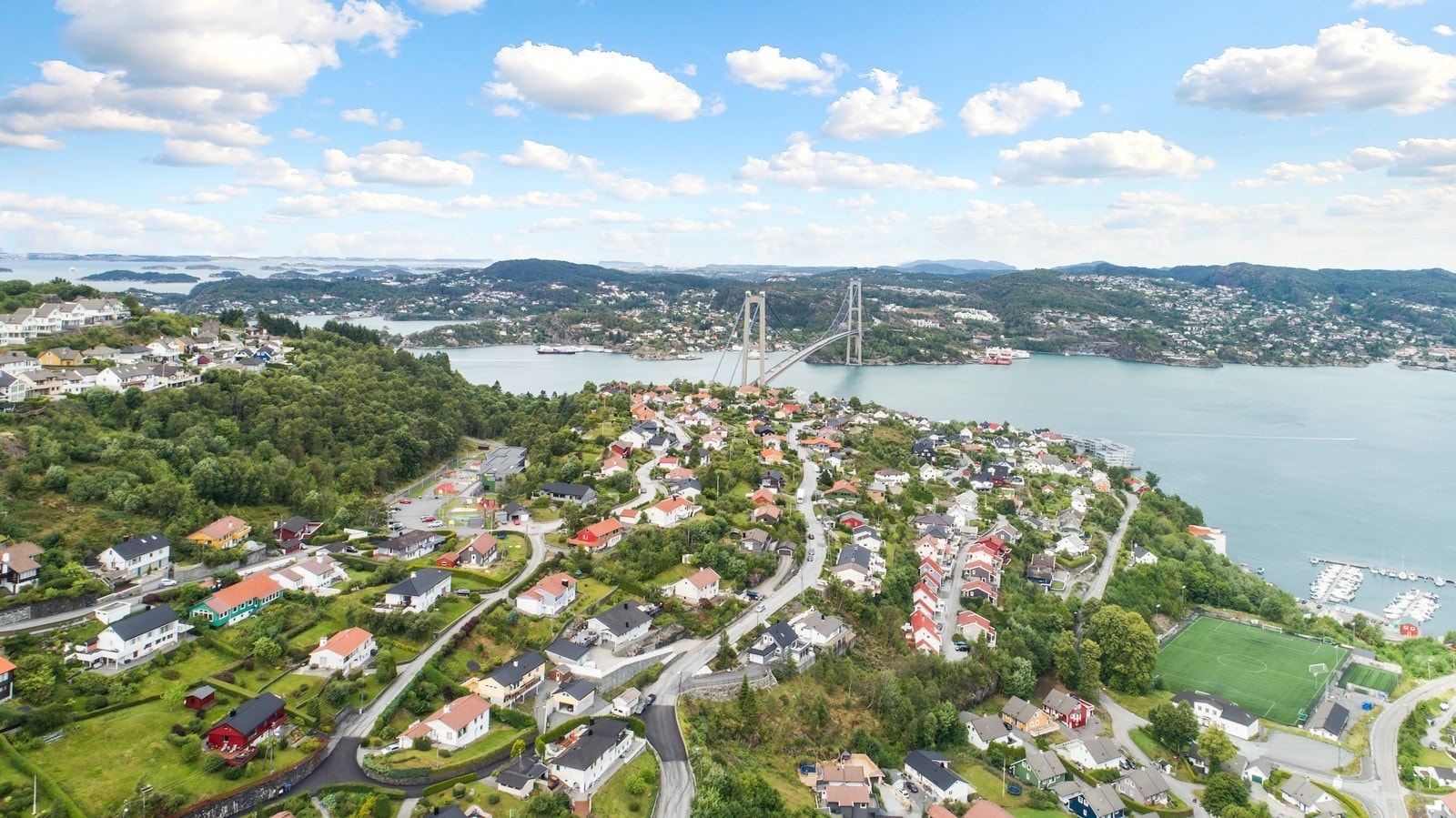 Eiendommen har en sentral og attraktiv beliggenhet i Bergen Vest. Området er barnevennlig og innen gangavstand er det både barnehage og skole Galleribilde