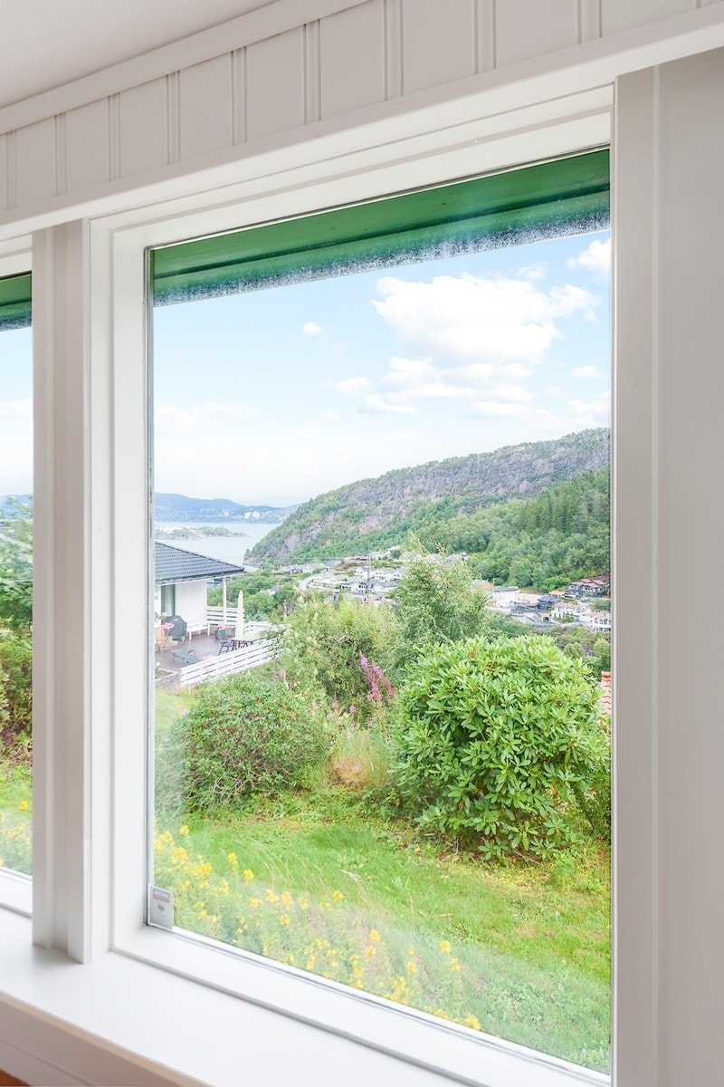 Utsikt mot Byfjorden fra stuen Galleribilde