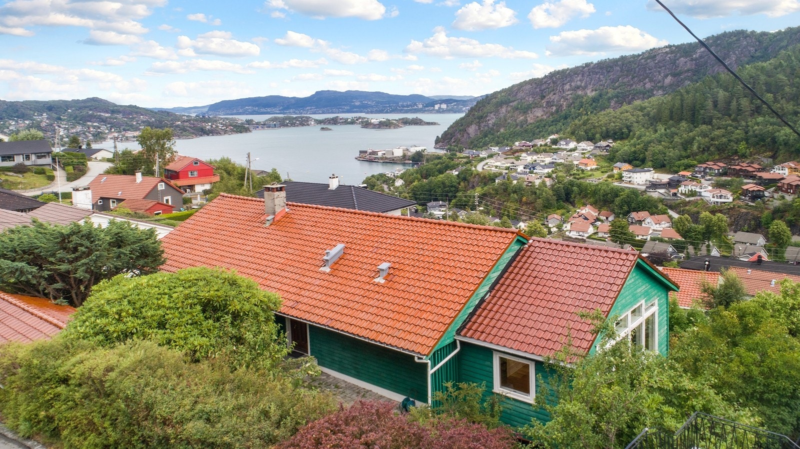 Frittliggende enebolig med nydelig utsikt mot Byfjorden Galleribilde