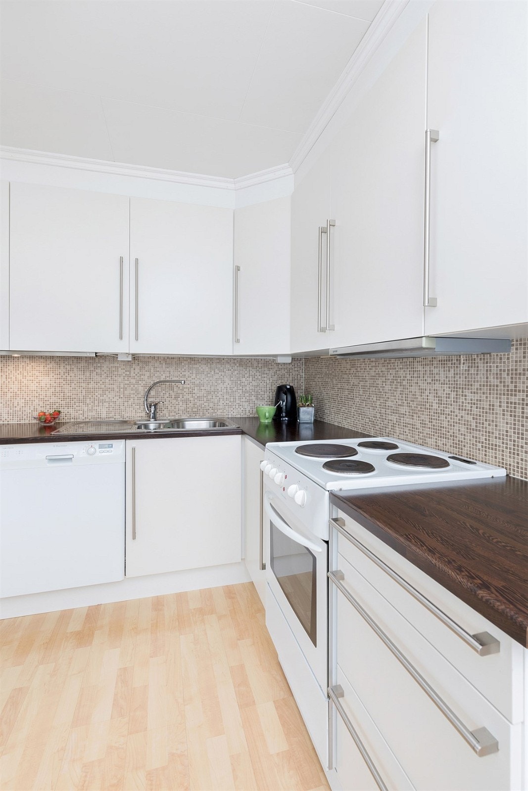 På kjøkkenet medfølger kjøleskap, komfyr og oppvaskmaskin Galleribilde