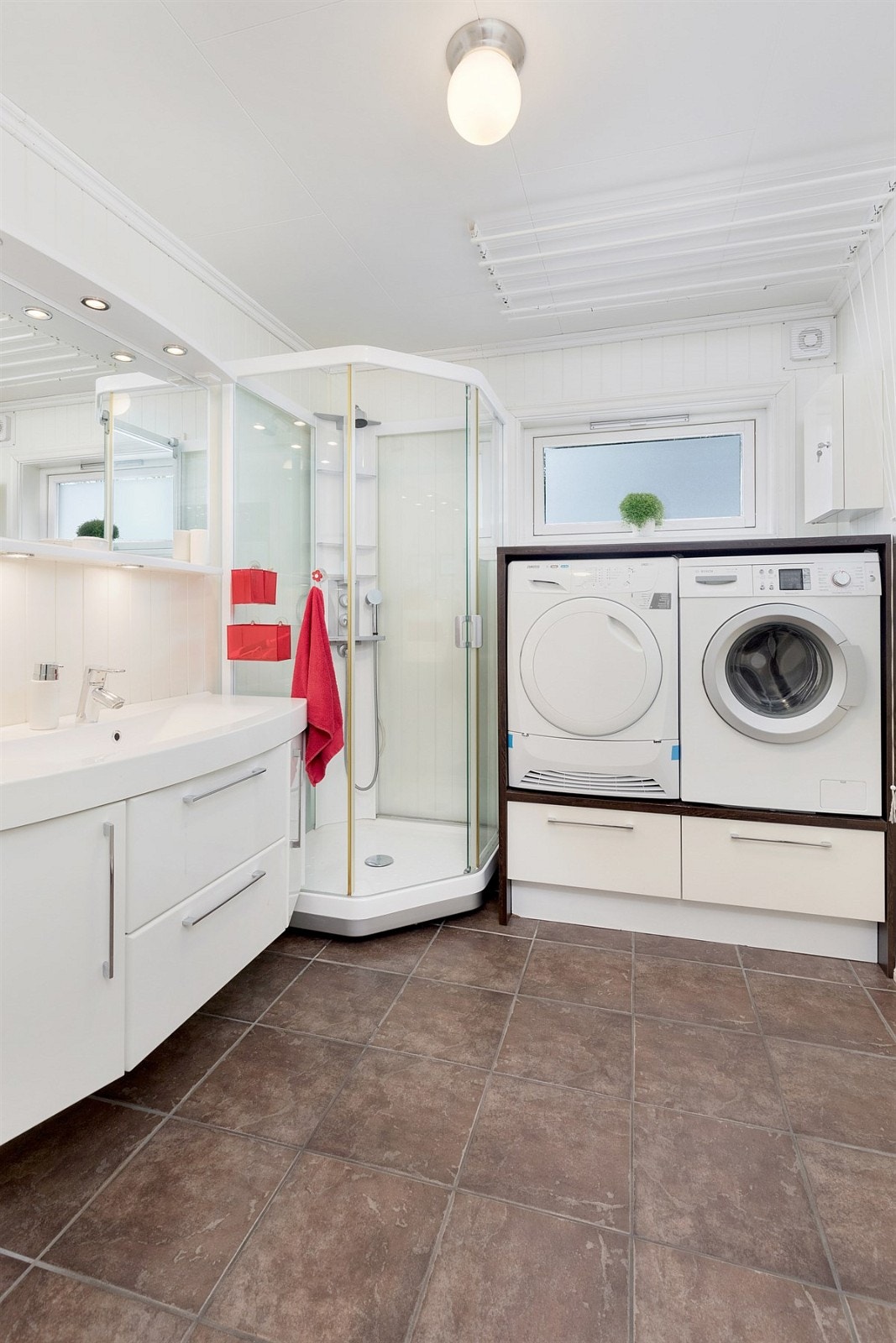 Bad med dusjkabinett, toalett , servant med underskap samt opplegg til vaskemaskin og tørketrommel Galleribilde