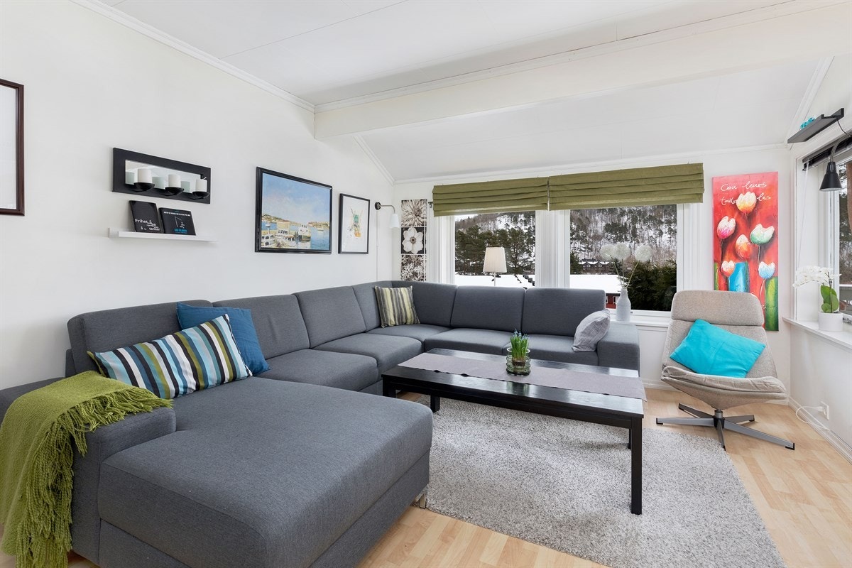 Romslig og lys stue med plass til sofagruppe Galleribilde