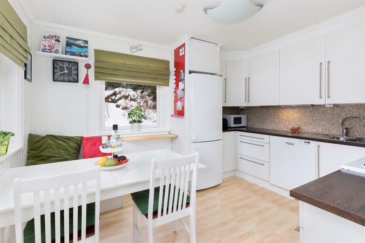 Romslig kjøkken som har godt med skap og benkeplass Galleribilde