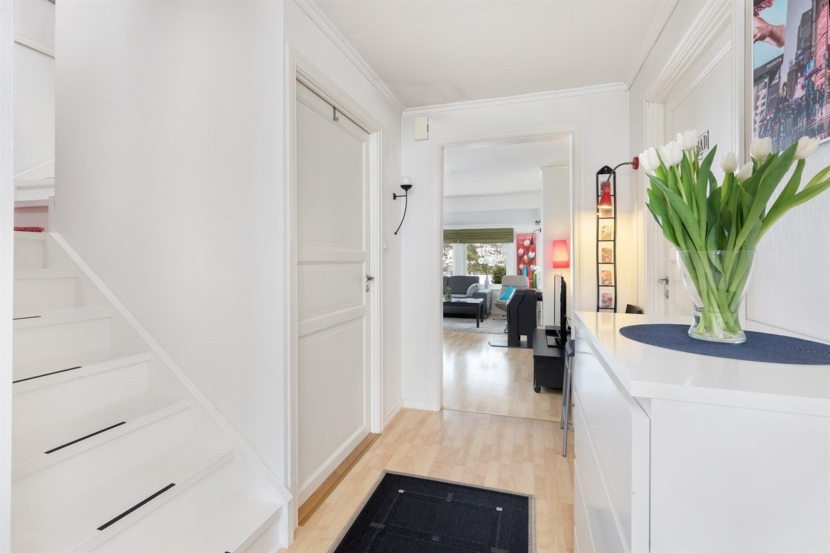 Gang med trapp opp til 2. etg. Galleribilde