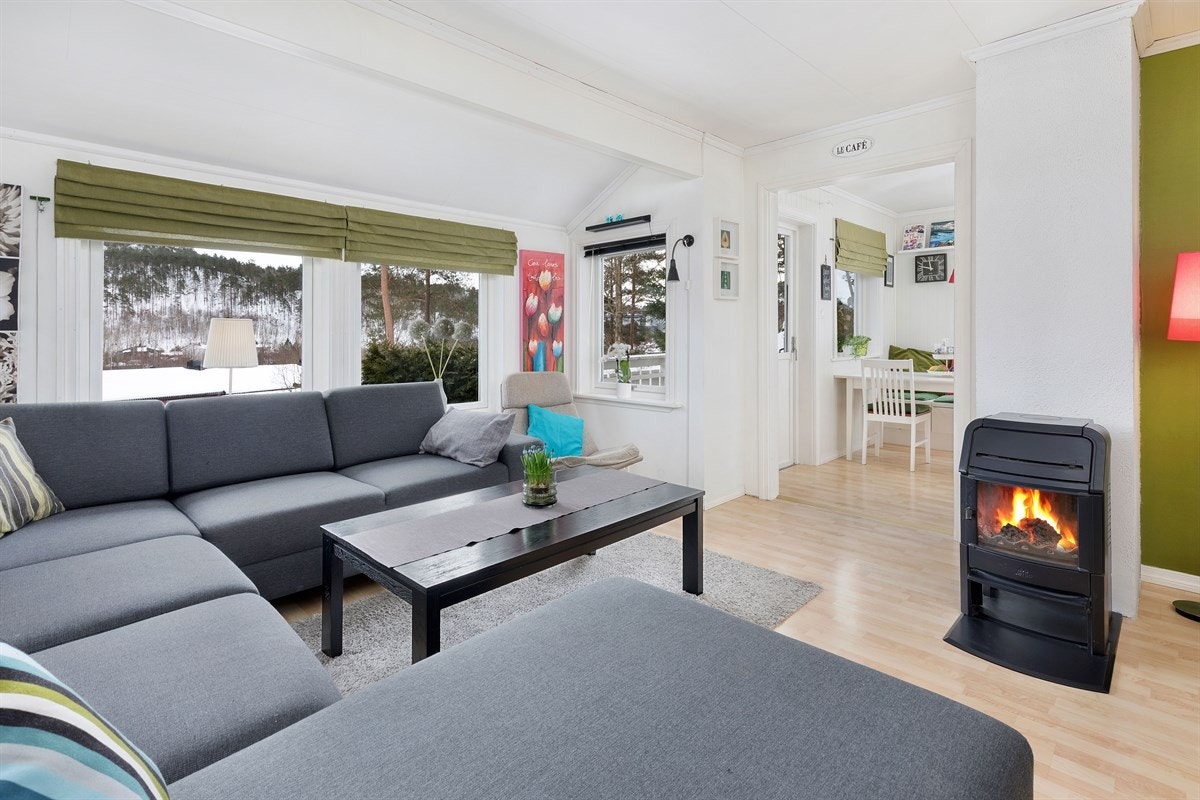 I stuen er det en peisovn som gir godt med varme Galleribilde