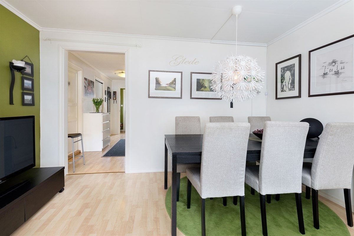 I stuen er det også plass til spisegruppe Galleribilde