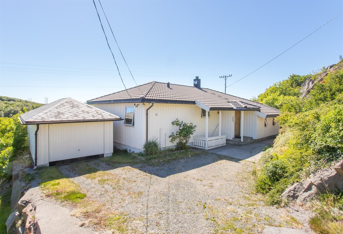 Boligen med inngangsparti og garasje Galleribilde