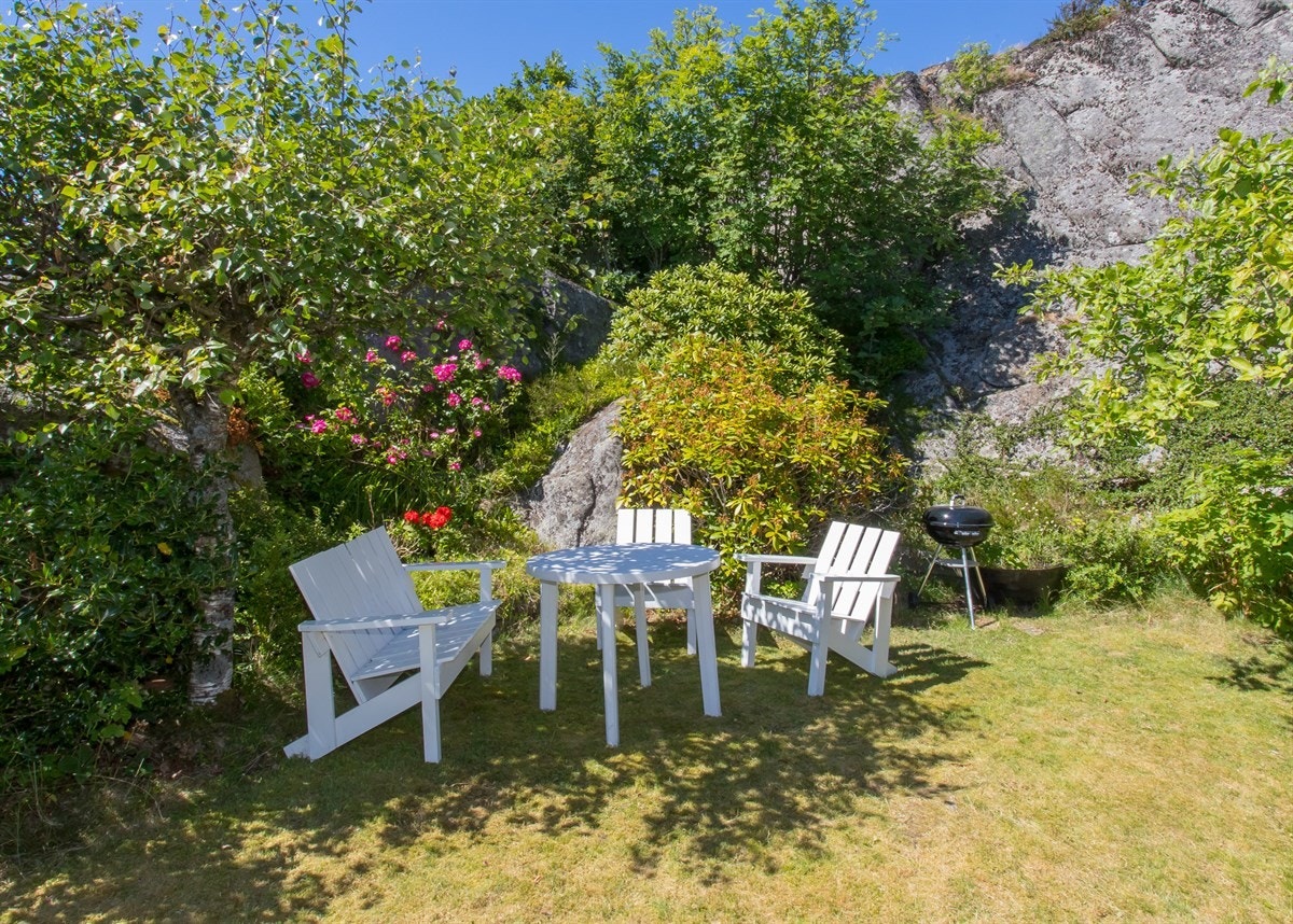 Hage med lune sittegrupper Galleribilde