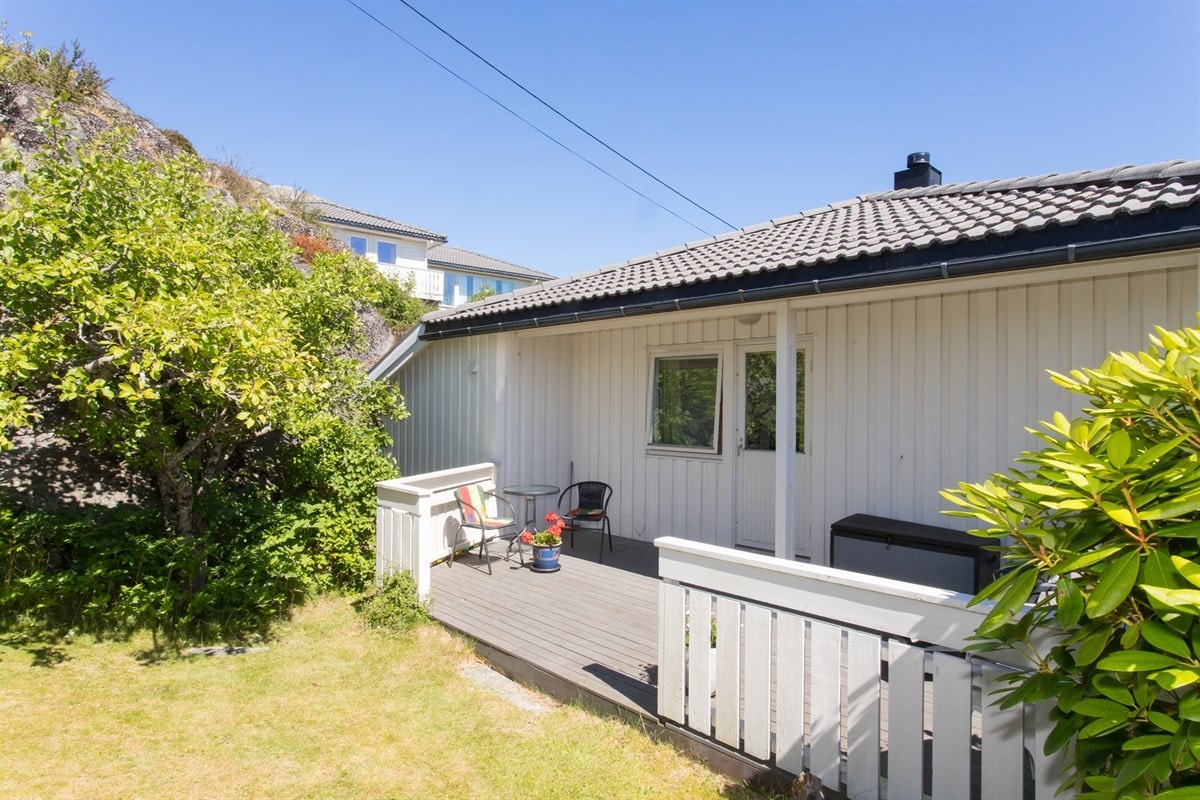 Terrasse og del av hage Galleribilde