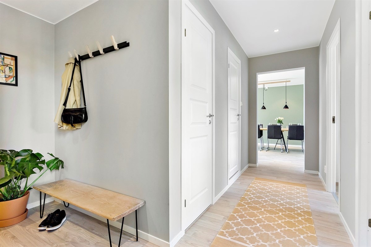 Det første som møter deg i leiligheten er entré med gang videre inn til stuen. Galleribilde