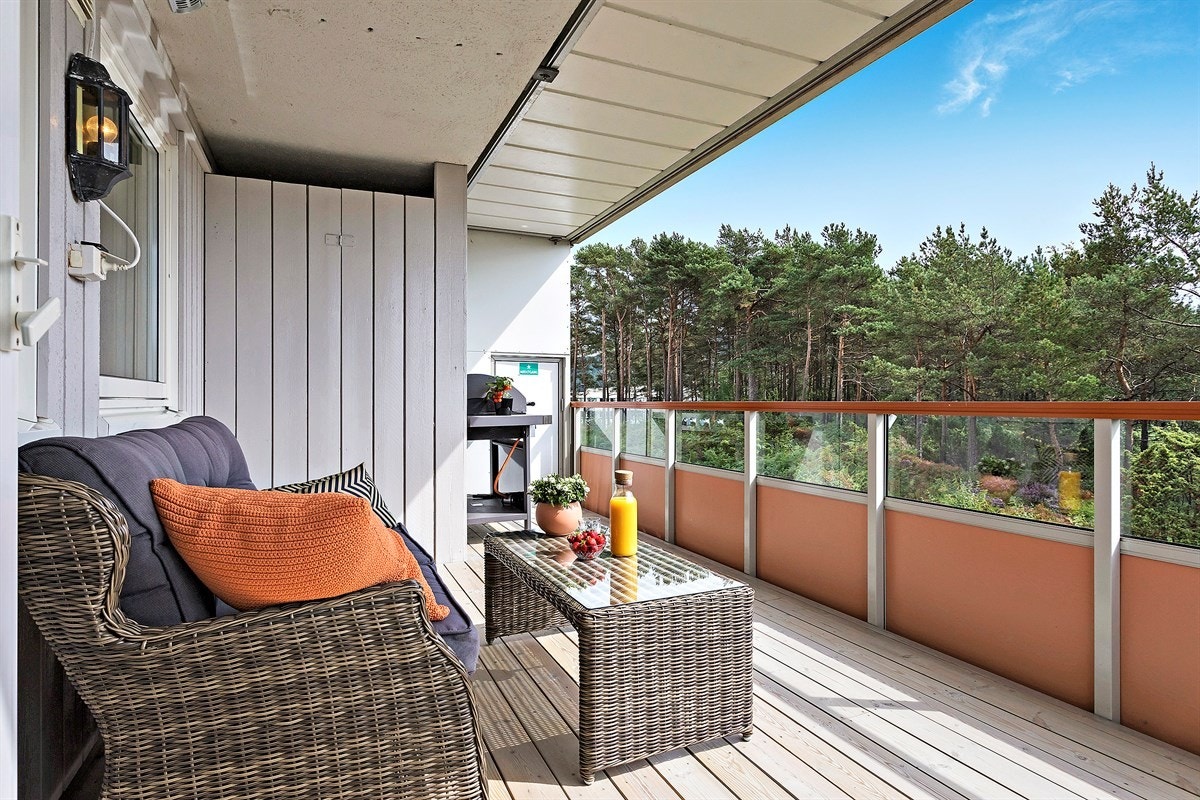 Stor sørvendt altan utenfor stuen, med terrassevarmer som forlenger sesongen. Galleribilde