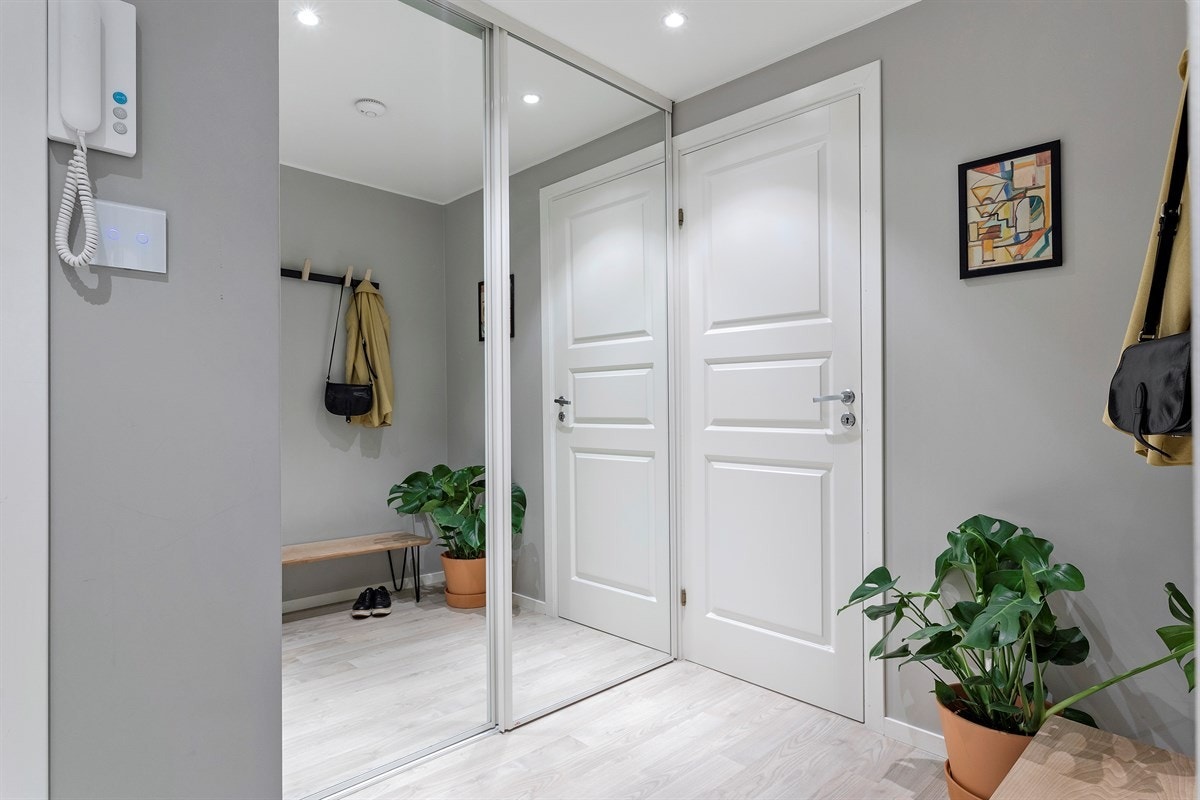 Entré/gang har skyvedørsgarderobe med speilfronter. Galleribilde