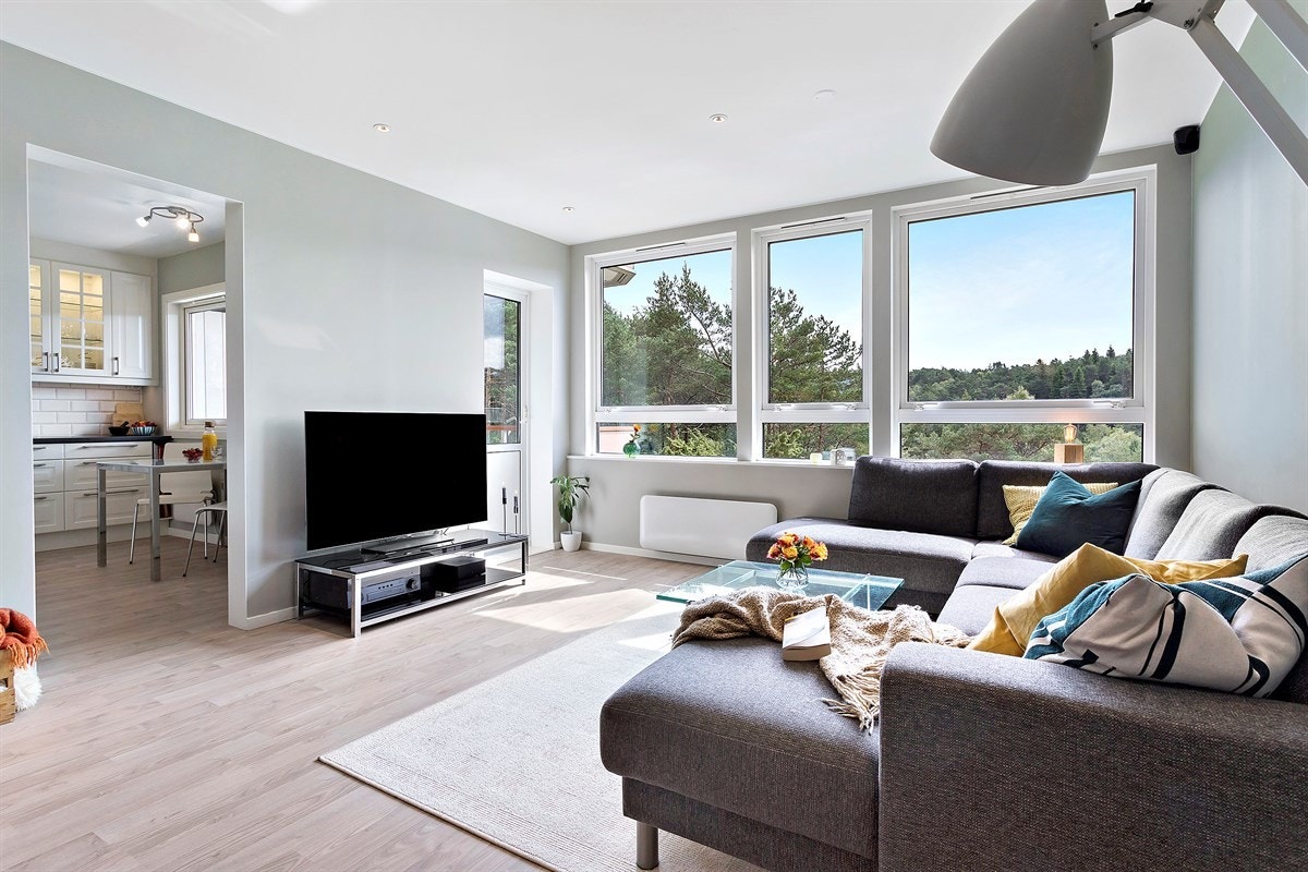 I stuen er det god plass til både sofagruppe og spisebord. Inngang videre til kjøkken samt ut til altan. Galleribilde