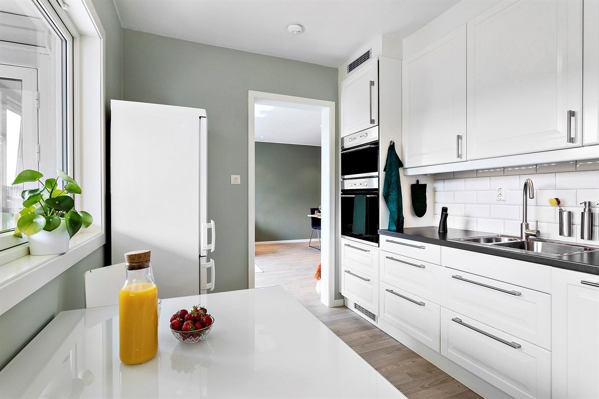 Smart løsning på kjøkkenet gir rikelig med benk- og skapplass. Alle hvitevarer følger. Galleribilde