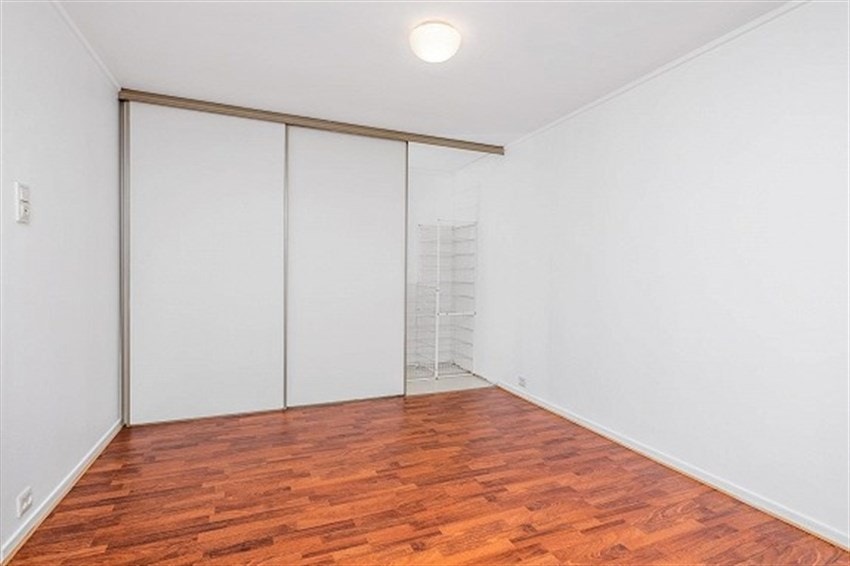 Dette er et stort soverom med skyvedørsgarderobe Galleribilde