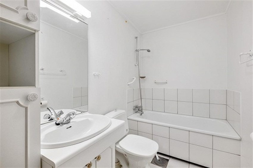 Bad med badekar og opplegg til vaskemaskin Galleribilde