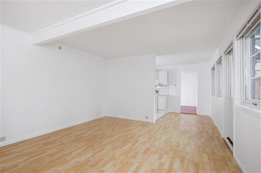 Romslig stue med utgang til terrasse. Galleribilde