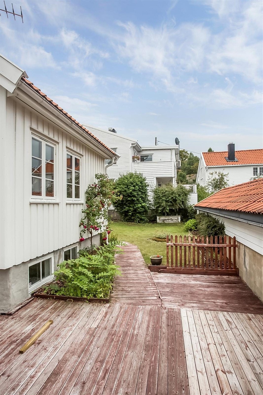 Usjenert uteplass. Galleribilde