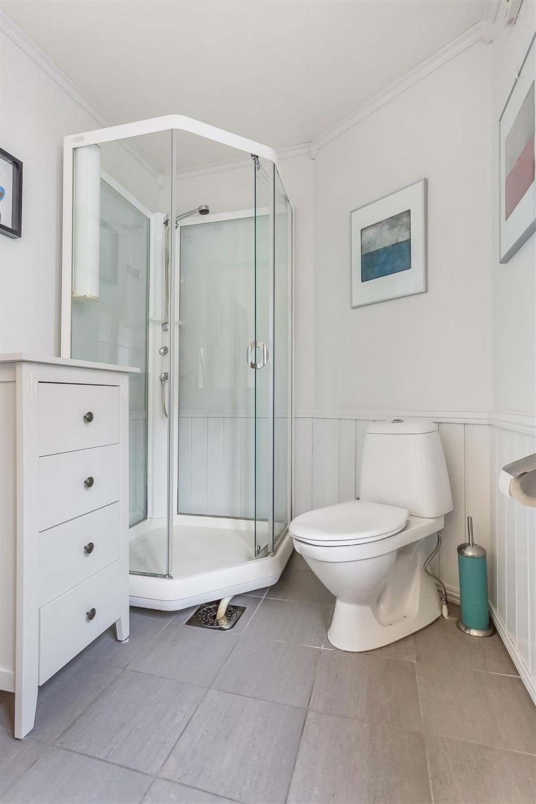 Dusjkabinett og klosett. Galleribilde