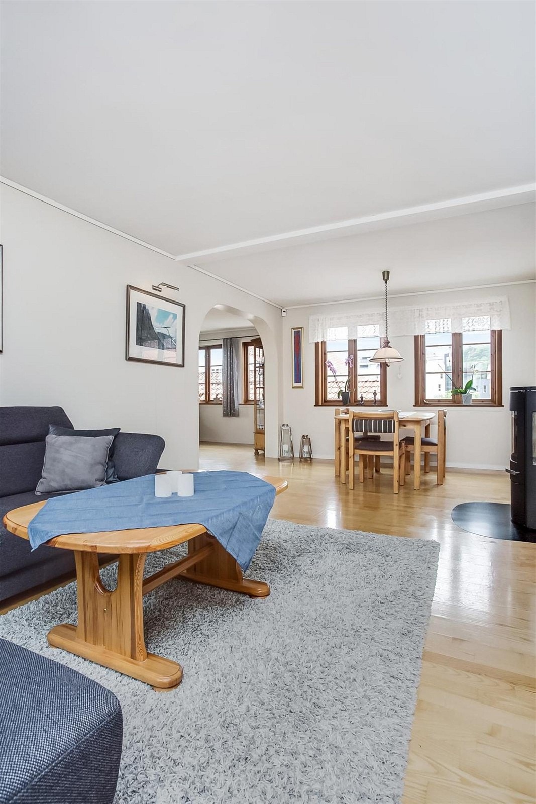 Stuen er lys og åpen med store vinduer på begge sider av rommet som gir gode lysforhold. Galleribilde