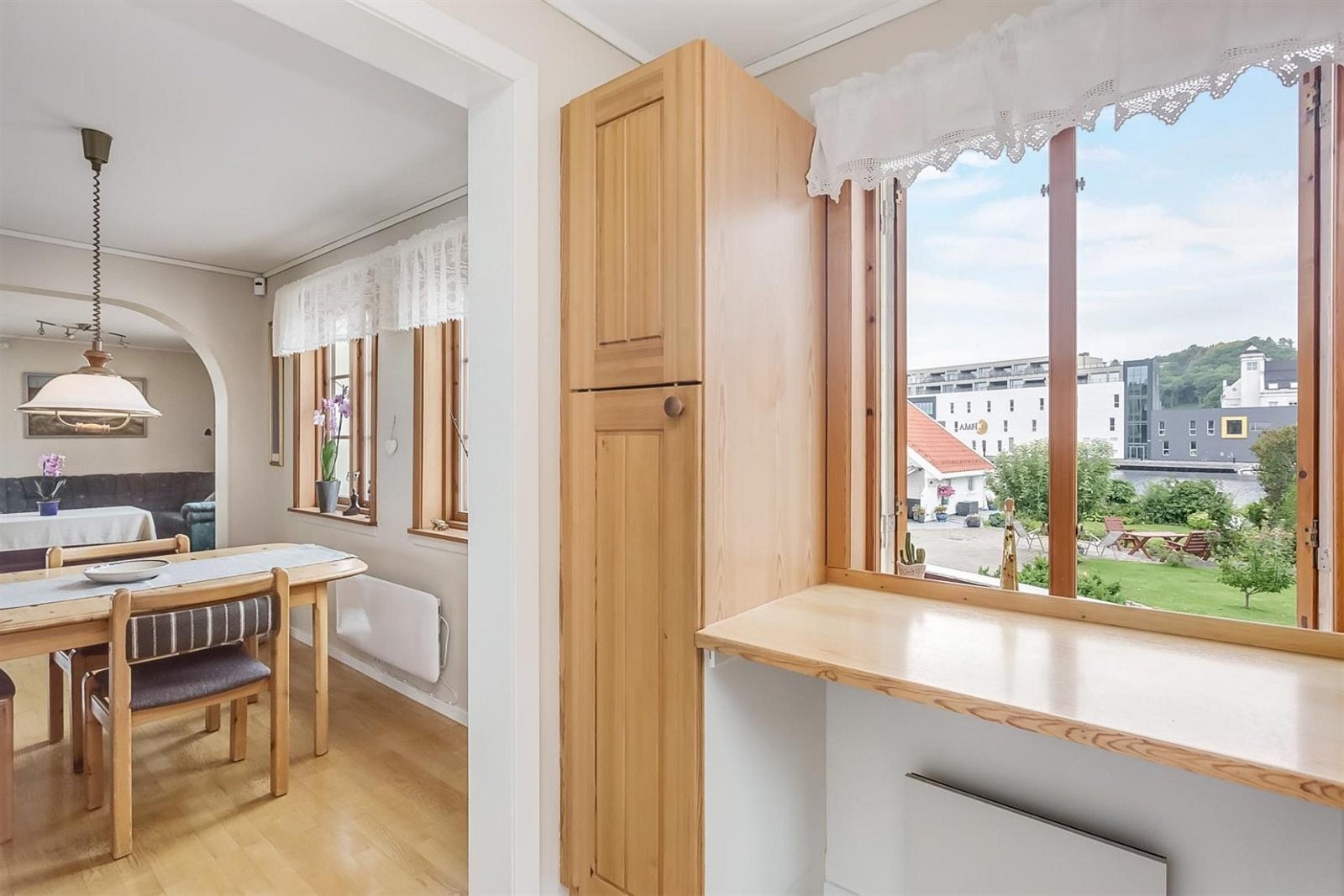 Hyggelig utsyn til elva.
Kjøkkenet kunne alternativt også ha vært et soverom om man flytter det ut til stuen. Galleribilde