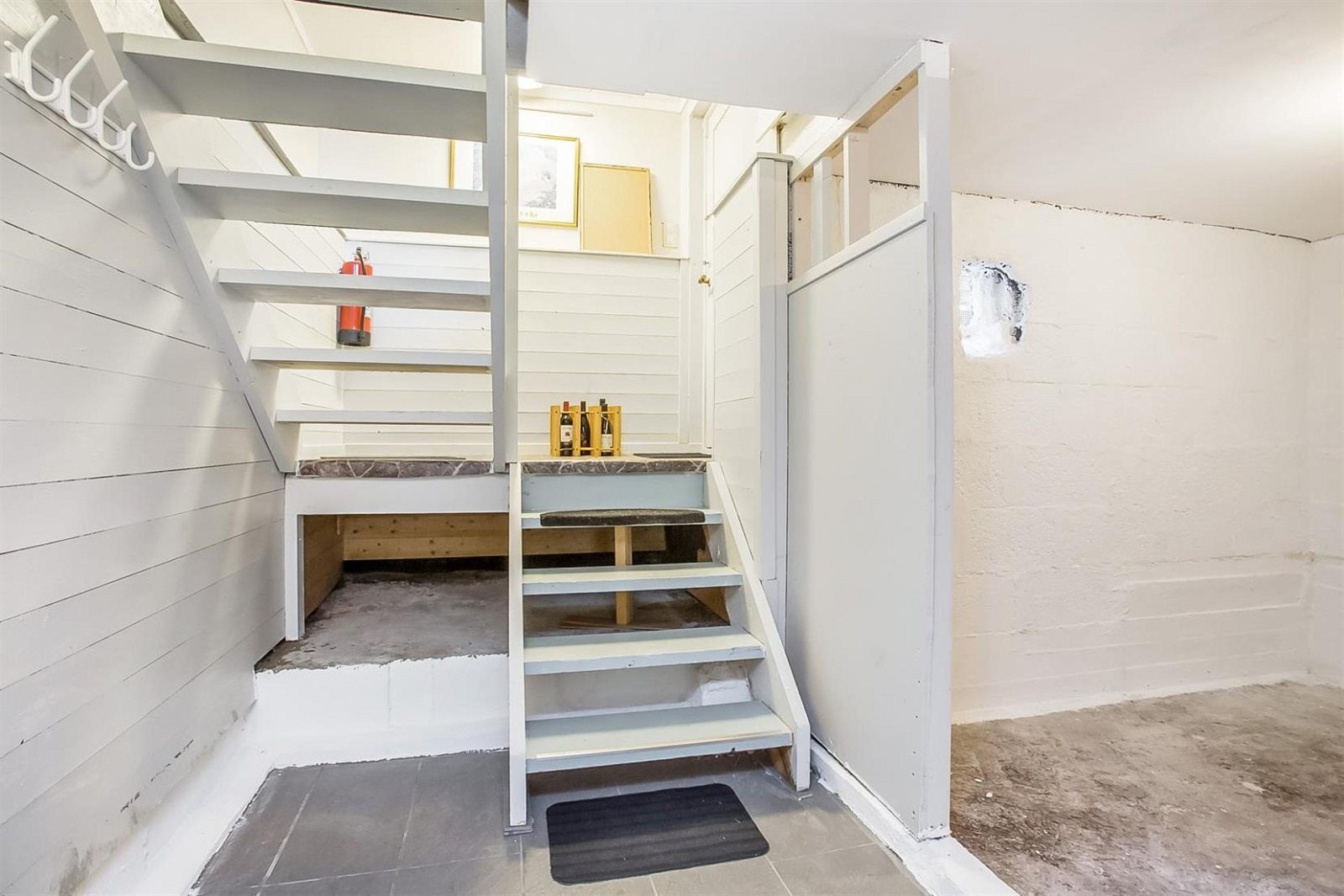 Kjeller med utgang til hagen. Galleribilde