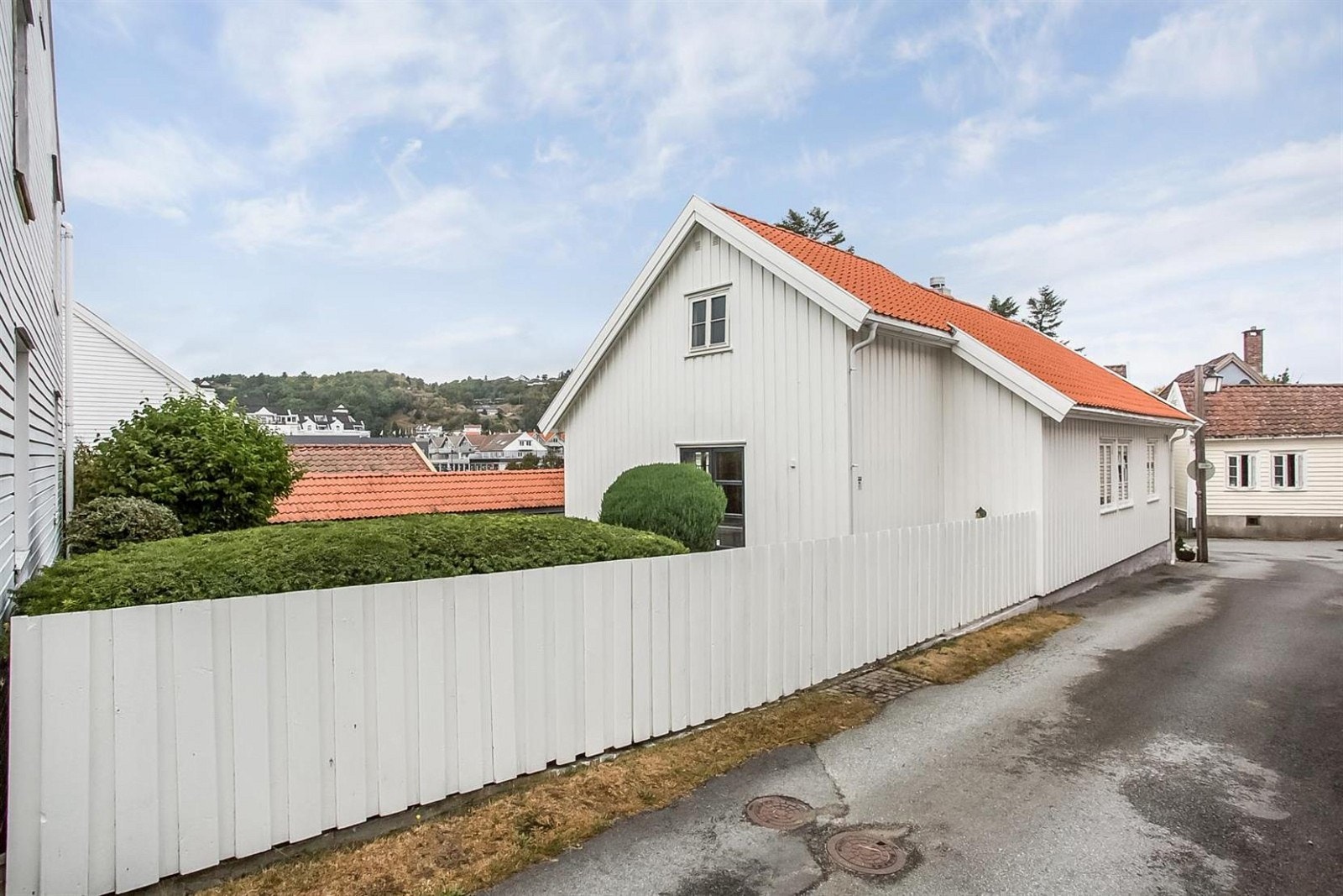 Ønsker man større parkering kan det være mulig å omgjøre deler av hagen. Dette må kjøper selv sjekke med kommunen. Galleribilde