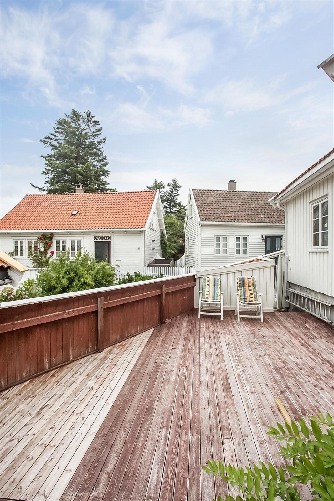 Sykkelskjul i enden av terrassen med utgang til gata. Galleribilde