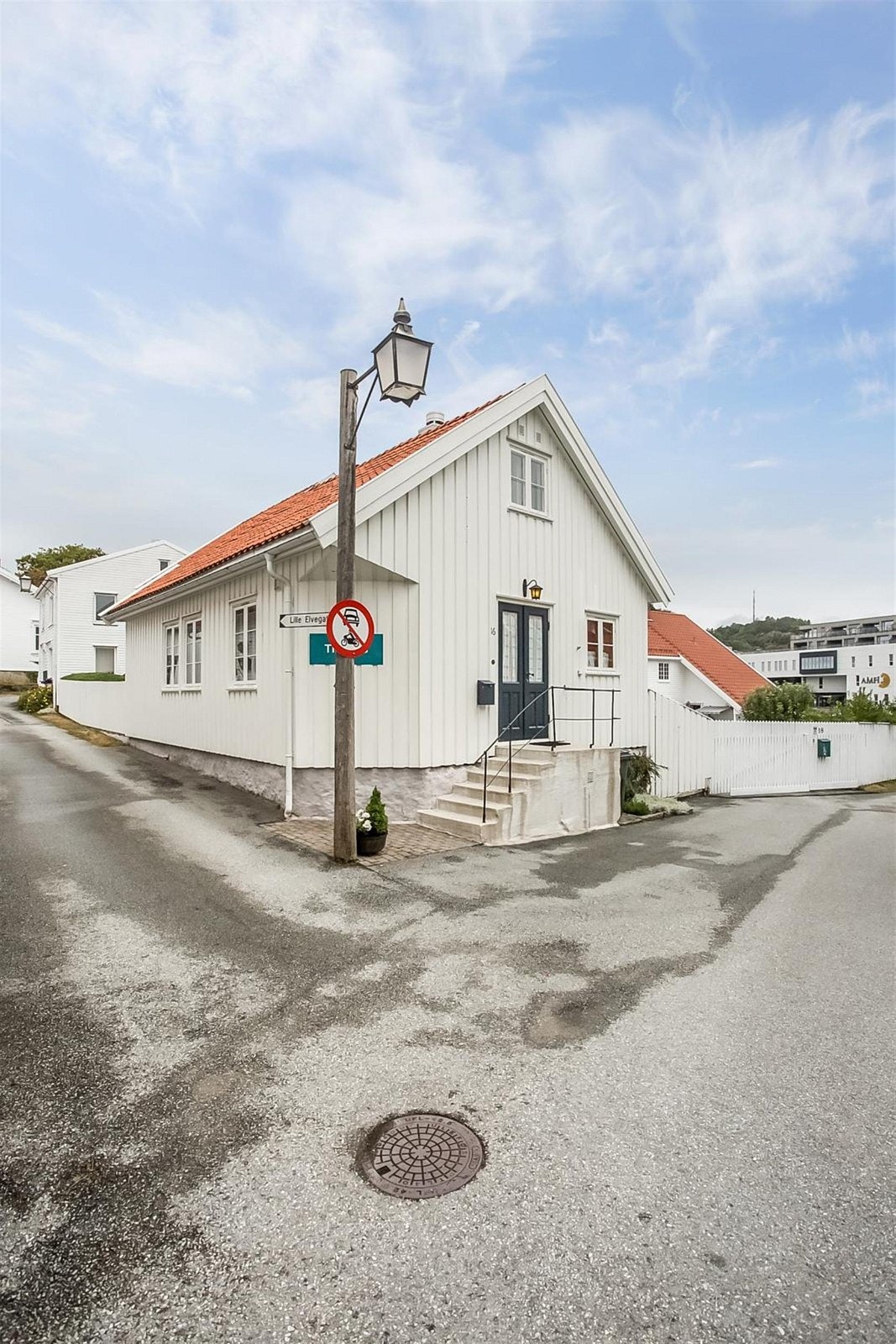 Rolig gate uten gjennomfartstrafikk. Galleribilde