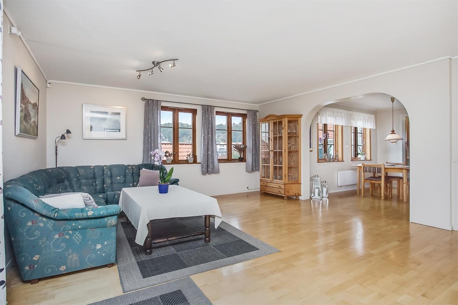 Huset har to stuer av god størrelse med flere muligheter for møblering og bruk. Galleribilde