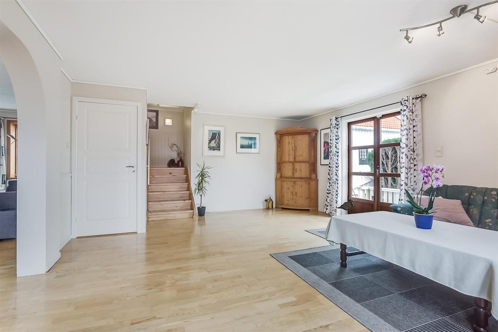 Fra stuen har man nedgang til kjeller og trapp opp til 2. etasje. Galleribilde