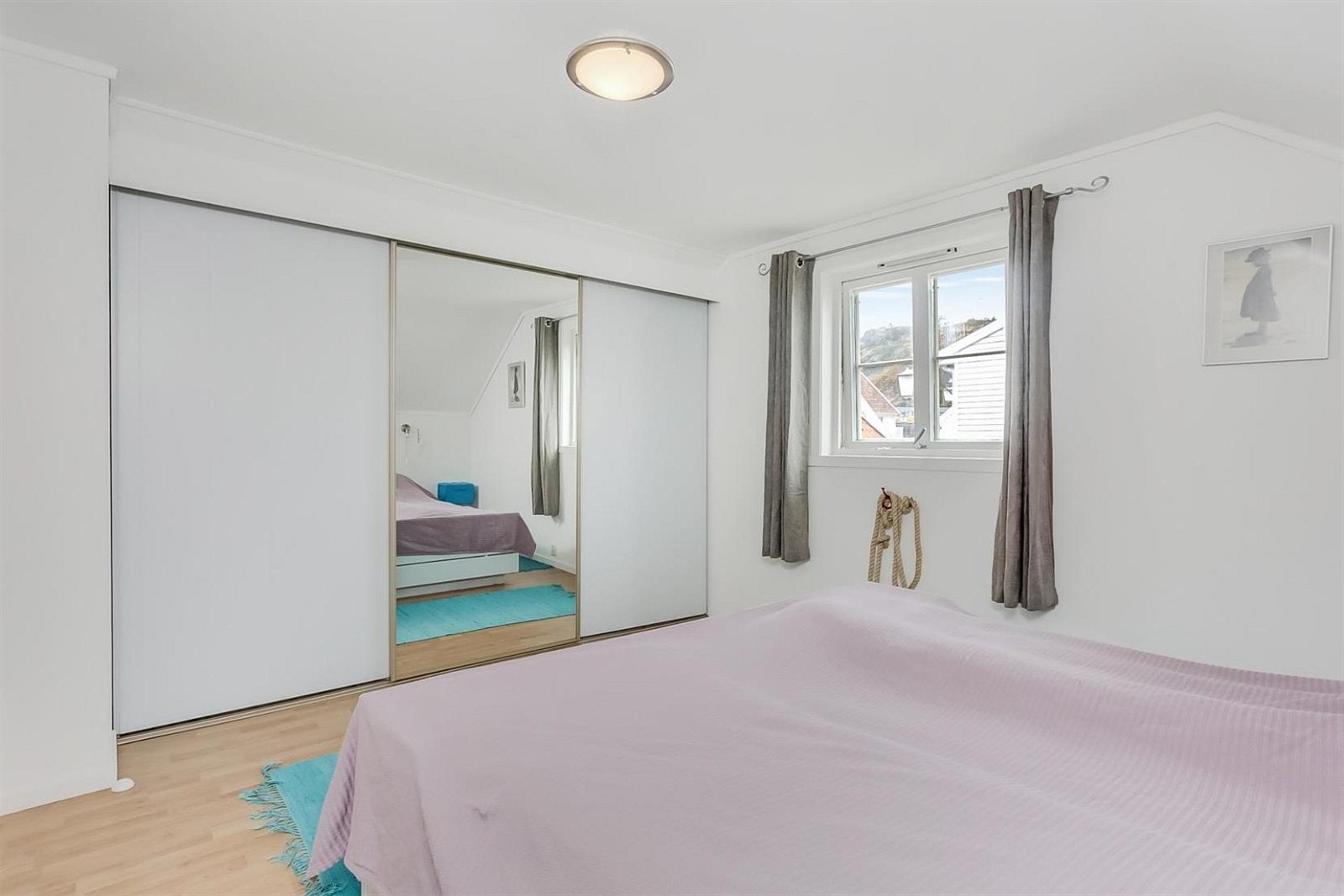 Romslig soverom med stor skyvedørsgarderobe og god plass til dobbeltseng. Galleribilde