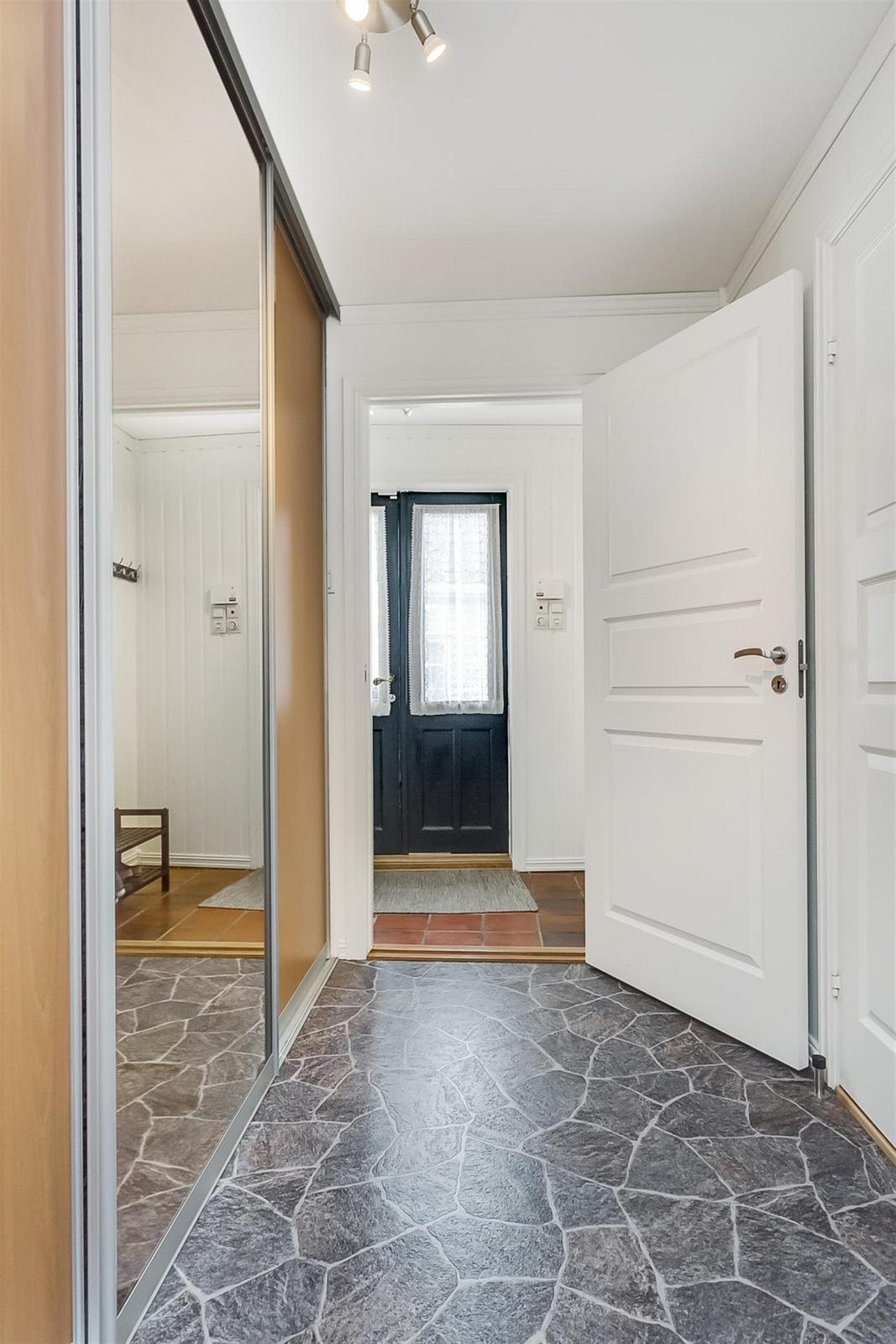Velkommen inn!
Vindfang med oppheng for klær og sko. Videre kommer man inn i gangen hvor det er stor skyvedørsgarderobe med god lagring. Galleribilde