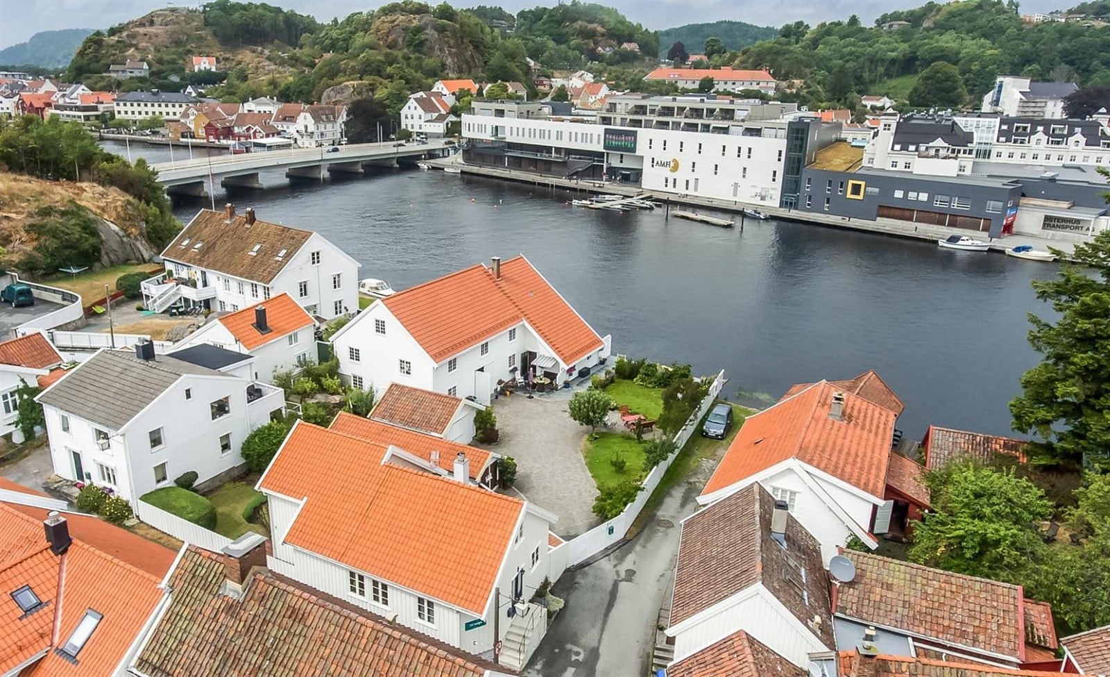 Huset har en idyllisk beliggenhet med hyggelig trehusbebyggelse og rolig nabolag. Galleribilde