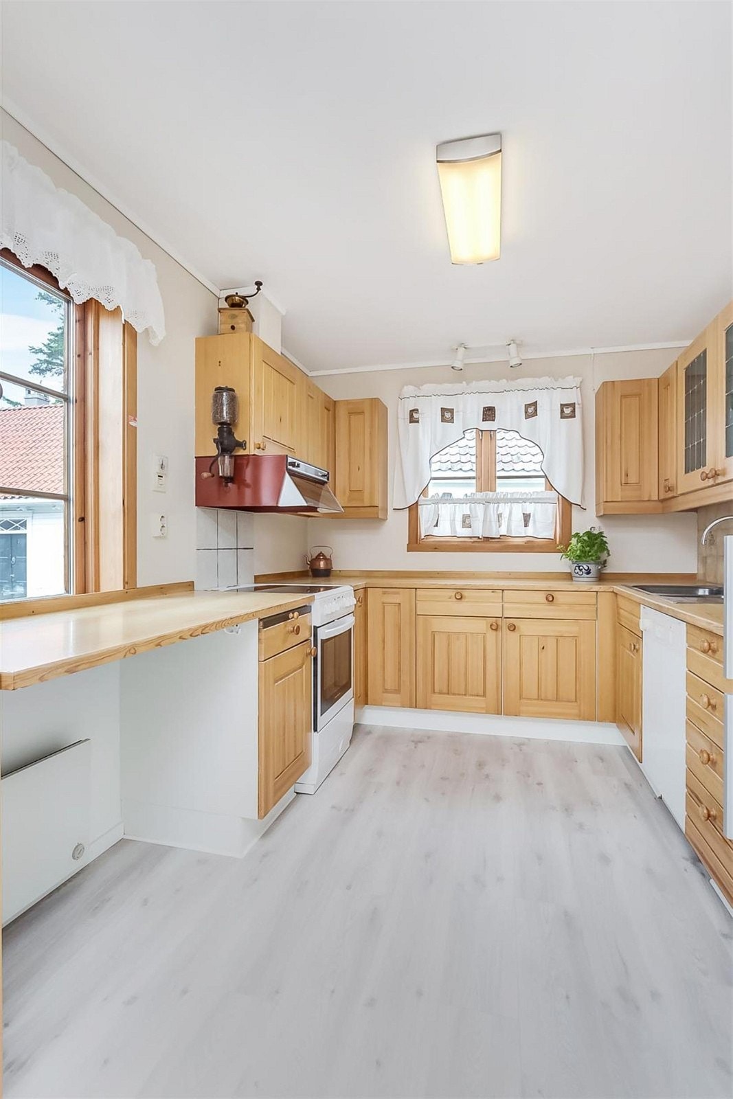 Hyggelig og praktisk kjøkken med to store vinduer. Galleribilde